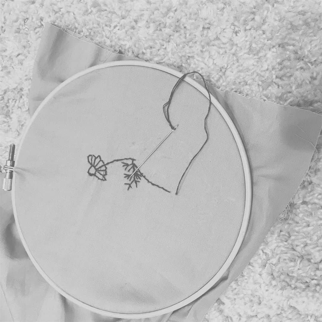 真山朔のインスタグラム：「昨日、刺繍を褒めてくれた方がいたので、嬉しくて久しぶりにやってる」
