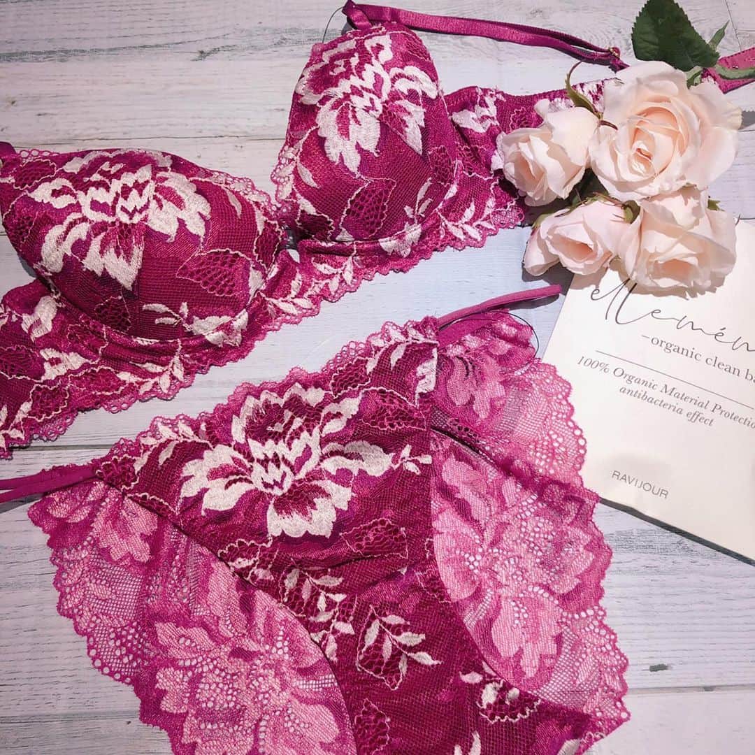 Ravijour札幌4丁目プラザ店のインスタグラム：「#onsale  秋カラーが魅力的な✨ クラシックフラワー💐💕 詳しくはBLOG書きました！ TOPのURLから飛んでください✈️ #ラヴィジュール  #ravijour  #ravijourstaff  #ravijour_official  #ravijoursapporo」