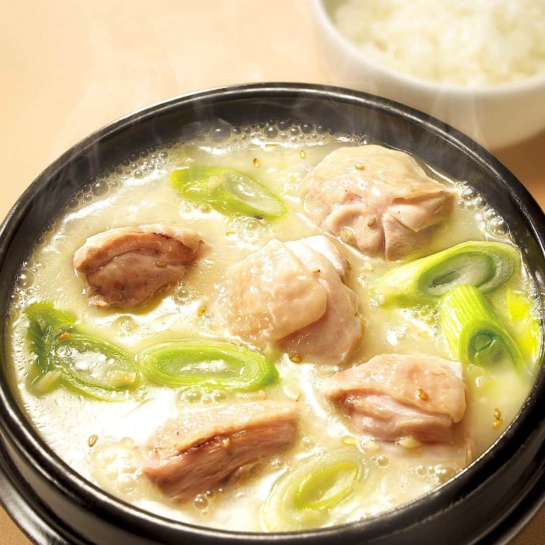 韓の食菜さんのインスタグラム写真 - (韓の食菜Instagram)「. ＼サムゲタン／ 韓国には伏日（ポンナル）という風習があり、その日にはサムゲタンを食べます。 夏の疲れをサムゲタンで癒しませんか？ . レシピはこちら ‪http://han-no-shokusai.moranbong.co.jp/recipe/detail/id=1853‬ . #韓の食菜 #モランボン #サムゲタン #スープ #韓の食菜サムゲタン用スープ #韓の食菜でカラフルディッシュ #韓国料理 #おうちごはん #instafood」8月27日 15時30分 - hannoshokusai