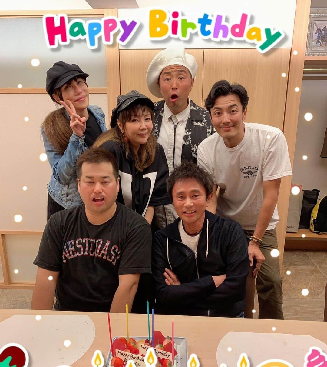 平井俊輔さんのインスタグラム写真 - (平井俊輔Instagram)「岩橋おめでとう！🎉🎂 #誕生日会 浜田家次男も一緒に！🍾🥂🎉🎉 見た事ないでっけ〜海老が笑笑 いや、岩橋の顔笑笑 いや、口笑笑 いや、バカだね〜🤙 #おめでとう㊗️ #同級生 写真は姐さんに加工して頂きました🌅 アザス！」8月27日 15時25分 - bobuhirai0311