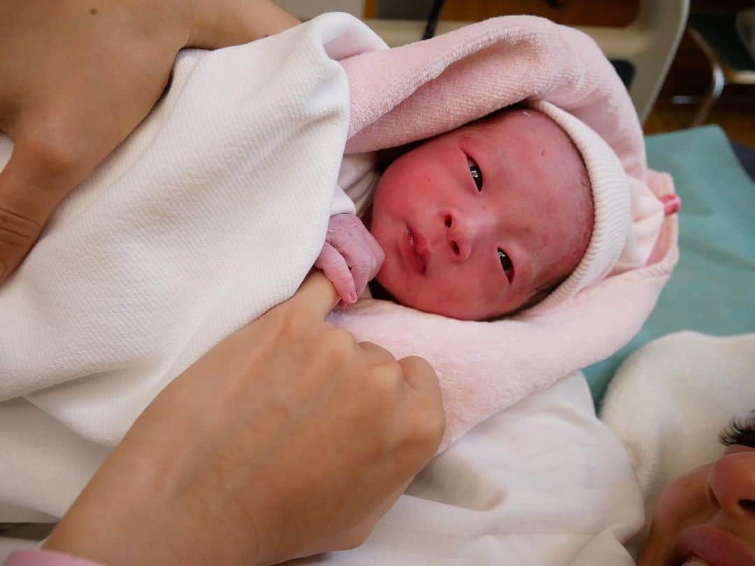 菊井彰子さんのインスタグラム写真 - (菊井彰子Instagram)「【ご報告】 昨日、8月26日16時27分 2624gの女の子を出産しました。 母子ともに健康です。 世界一可愛いよぉ😭 無事に産まれてきてくれてありがとう。この出産で私たち夫婦がもらった感動以上の幸せを娘にこれから沢山感じてもらえるように愛情いっぱい大切に育てていきたいと思います。 どうぞ温かく見守って頂けたら嬉しいです。  何があってもパパとママが守るからね。 今までの人生で一番忘れられない日になったよ。 本当に本当にありがとう。 #新生児 #令和ベビー  #出産 #初産 #ベビしょこりん #おやばか部  #親バカ  #女の子ベビー  #新米ママ #女の子のママ #女の子ママ #  #赤ちゃんのいる暮らし #赤ちゃんのいる生活 #ままのて #おうちじかん #赤ちゃんとママ  #0歳　　#ベビー #親バカ部　#8月生まれ　#成長記録　#育児記録　#娘　#乳児 #コドモノ #ママリ#子供の日常をもっと写真に #ママカメラ #ママカメラ部」8月27日 15時28分 - yanakiku_kiku