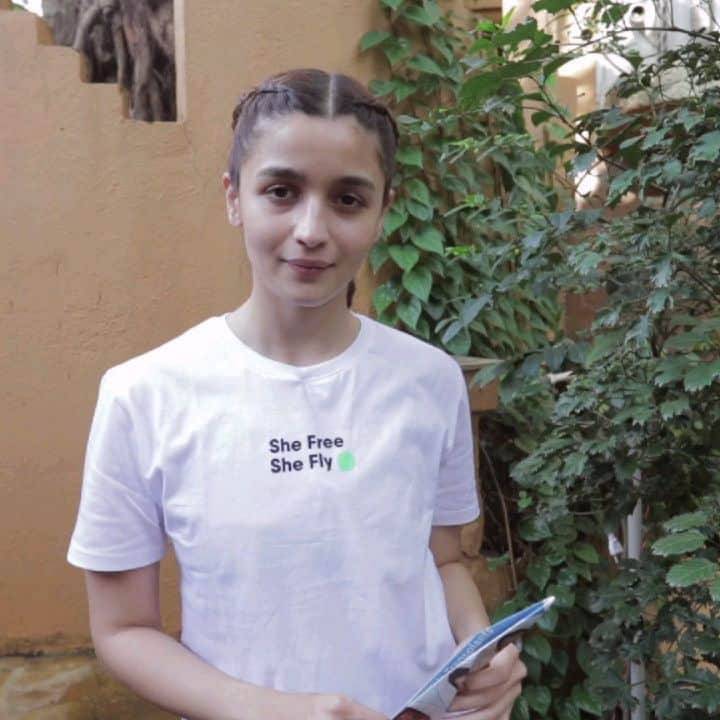 アリア・バットのインスタグラム：「She Free, She Fly 💚🧚‍♂️ Link in bio」