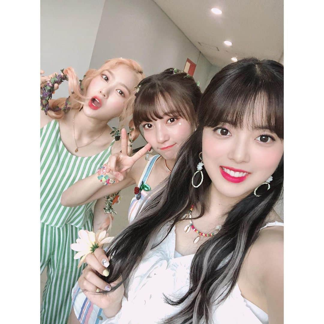 Weki Mekiさんのインスタグラム写真 - (Weki MekiInstagram)「활동겹쳐서 너무 좋았다요>< 크힠 귀여미들💋 #wekimeki #ohmygirl #☁️ #지수연 #지호 #비니」8月27日 15時57分 - weki_meki