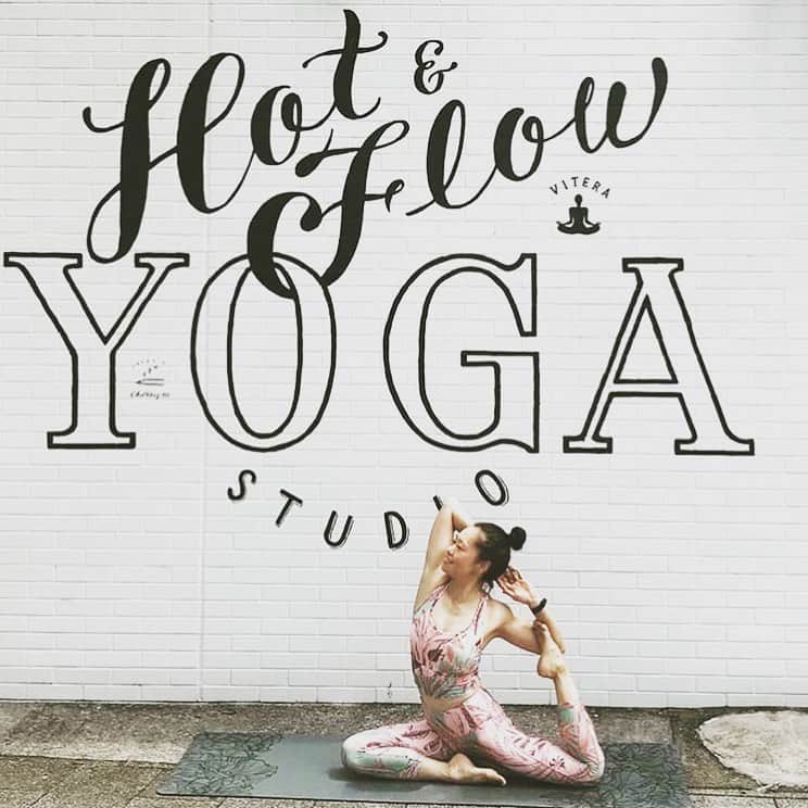 ヨガデザインラボ Yoga Design Labさんのインスタグラム写真 - (ヨガデザインラボ Yoga Design LabInstagram)「名古屋のヨガスタジオ「VITERA」さんに可愛く撮っていただきました💕 滑らない天然ゴムのヨガマット、インフィニティマット5mm「アーリッカ・チャコール」。 . . 📷 @vitera_sakurayama  @maiho_8 . . . #yoga #yogadesignlabjapan #yogamat #ヨガ #ヨガマット #ヨガデザインラボ #名古屋 #ヨガインストラクター #ボディメイク#ヨガスタジオ #ホットヨガ」8月27日 16時00分 - yogadesignlabjapan
