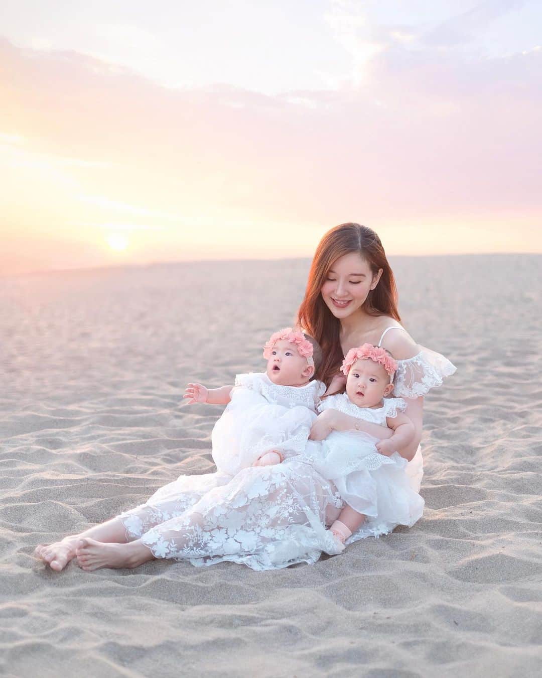 ジェシカ・ヤマダのインスタグラム：「Matching my precious girls in the island of Gods 🌸🌸🌅💖💕✨ Behind the scene of this pic is in my IGS. 😜 . Photo by @elleyamada 😘💘 . @jessbebes #jessbebes #jesswears #ellejessinbali #twinmom #twinbabies」