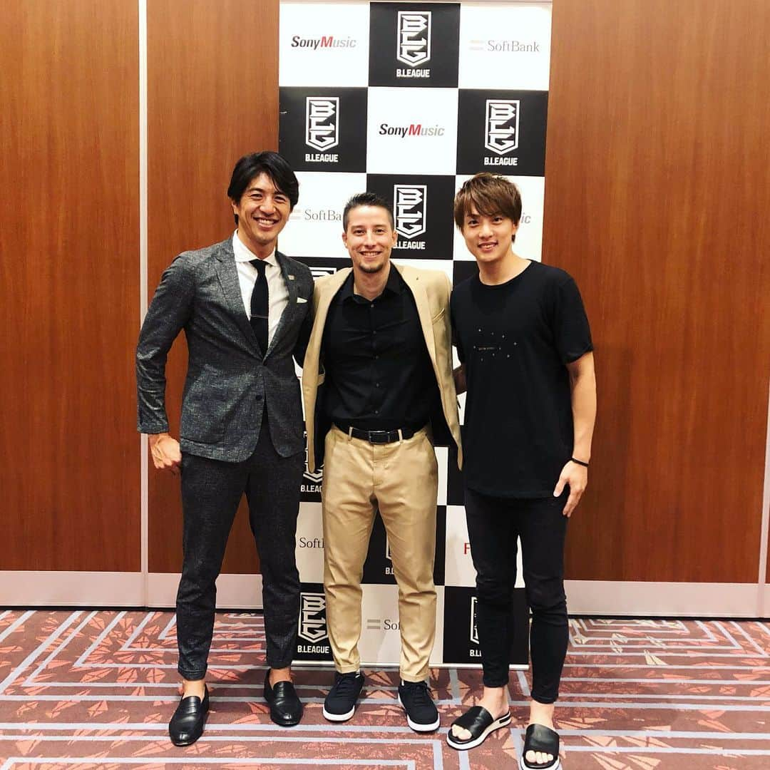 田中大貴さんのインスタグラム写真 - (田中大貴Instagram)「同い年のお二人と式典前に。  いよいよ2019-20SEASON TIPOFF CONFERENCEが始まります🎙  そして明日、W杯の舞台へ立ちます。  @b.league_official  #五十嵐圭 #新潟アルビレックスbb  #佐々木クリス #bリーグアナリスト」8月27日 16時19分 - daiki.tanaka_1980