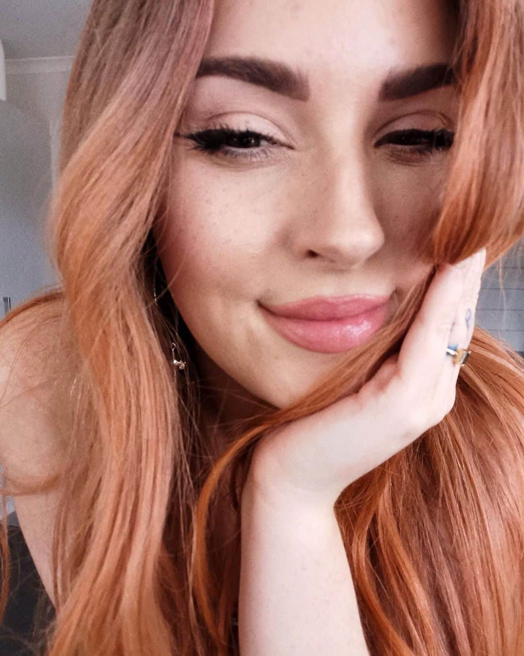 Shannonのインスタグラム：「Happy 💕 this makeup look went up today btw, including faux freckles 🥰 I’m on a flight to NEW YORK now! Can’t wait to catch up with my angel @carlibel and explore the city! 💃🏼 We almost missed this flight which is another story 🙈 but all is good! I’ll be vlogging some of our trip for you too (a few new vlogs have gone up in the past couple of weeks btw - shaaanxovlogs) 🙏🏼 have you ever been to New York?! What should I do and where should I eat? 🍎 https://youtu.be/4yjto9Smb8w」