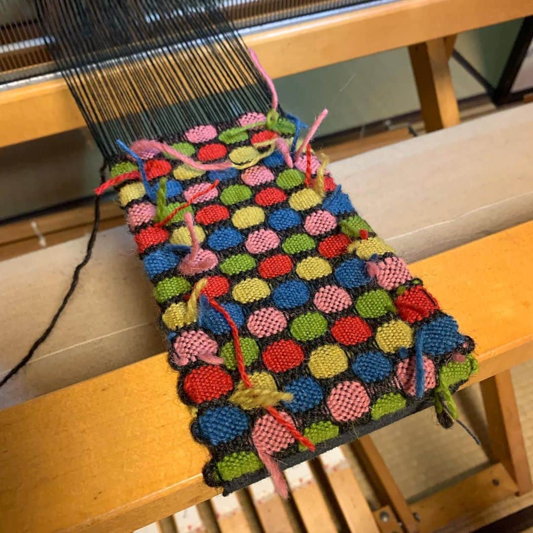 野間美由紀さんのインスタグラム写真 - (野間美由紀Instagram)「今日は緑友食堂かていか部のワークショップに行ってきました。手織り初体験！ 明日はカード織りを習って、できたものをトートバッグの被せと持ち手にする予定です。 https://www.ryokuyu-shokudo.com」8月27日 16時27分 - rose_m
