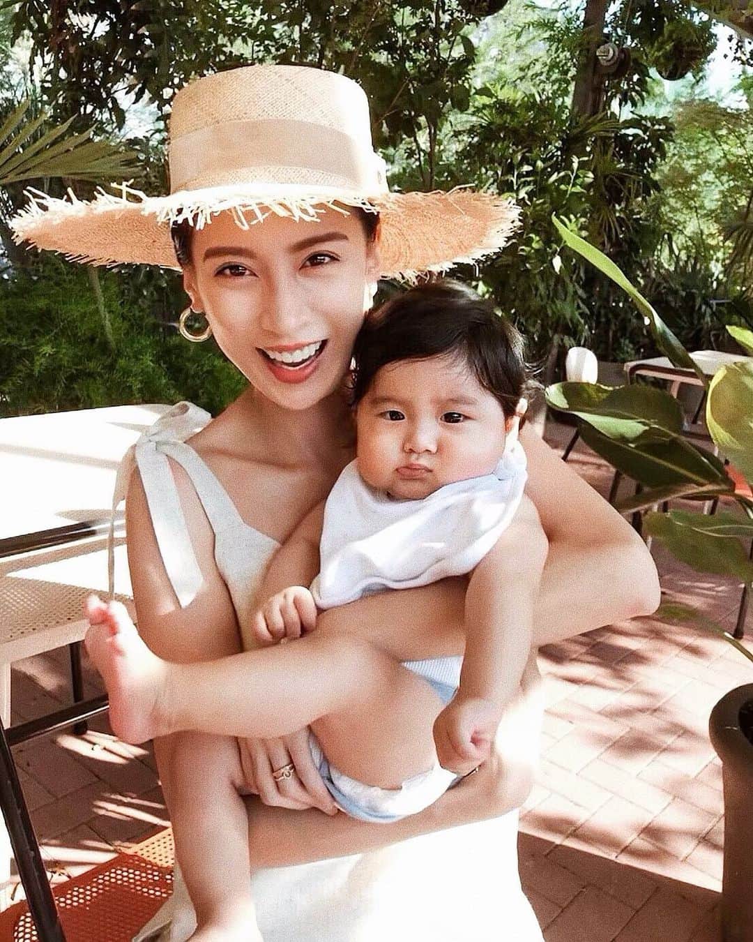 ソンイのインスタグラム：「妊娠中に起こる女性の体の変化のお話🤱🏻💗﻿ ﻿ 私の場合は妊娠線はできなかったけど、今でも正中線はくっきりあるしお腹の皮も伸びて、胸の形も変わったと思う😔﻿ ﻿ 今でも特にメッセージを多く貰うのが妊娠線についてで、ママの敵と思われがちだし、予防のためにできるボディケアももちろんあるけど。。。でもね💕﻿ ﻿ 女性の妊娠による体の変化って、お腹の中の小さな命を守るための証だからネガティブなことじゃなく、素晴らしいことだと思うんだ🥰﻿ ﻿ 姉が帝王切開の傷は「ママの勲章」って言ってるのを聞いて、妊娠線も「ママになった証」であり「10ヶ月間命を守り産んだ勲章」であり「こどもとの繋がり」だと私は思ってます🏅﻿ そう思うと妊娠線も愛おしいし自信が持てるかなぁって😌❤️﻿ ﻿ あなたらしさが美しさだから自信をもって自分の体や肌を愛そうね💗﻿ だいすきなだいすきな君に会えたから、ママはこの肌で幸せ❤️﻿ ﻿みんなも妊娠線に対する考え方を #この肌好きになれるかな をつけて投稿してね🤱🏻﻿ 私もみんなの想いを聞けたら嬉しいな😌 @dove_jp からみんなの妊娠線のエピソードも読めるよ💕 #この肌が私 #すべての肌は美しい #ダヴ #PR﻿」