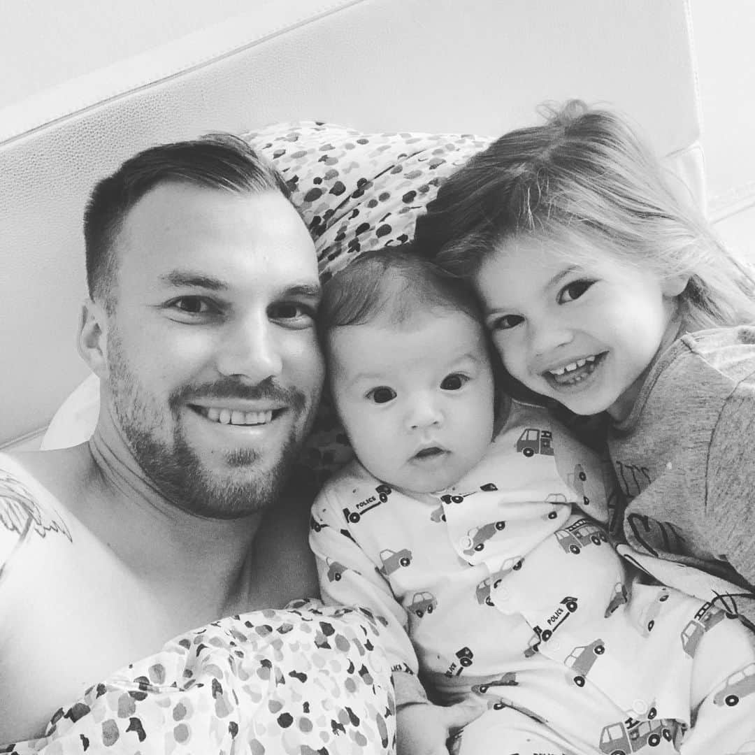 ケヴィン・グロスクロイツのインスタグラム：「Guten Morgen 💪🏻👊🏻❤️ Wir werden jetzt erstmal frühstücken 🙈 und später zum Training 💪🏻 Wir wünschen euch einen tollen und erfolgreichen Dienstag 💯👊🏻」