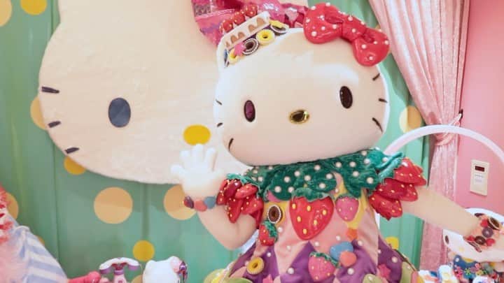 のインスタグラム：「🚨INFORMATION🚨 We decided to extend our collaboration with @hellokitty until 30th Sep‼️Thank you for all the cheerful voice to our collaboration we hope you enjoy it🎀❤️🧡💛💚💙💜 ※Meltea Hello Kitty Room is until 8th Sep!!💨 #kawaiimonstercafe #monstercafe #カワイイモンスターカフェ  #destination #tokyo #harajuku #shinuya #art #artrestaurant #colorful #color #pink #cafe #travel #trip #traveljapan #triptojapan #japan #colorfulfood #rainbow #rainbowcake #rainbowpasta #strawberry #pancakes #takeshitastreet #harajukustreet #harajukugirl #tokyotravel #onlyinjapan #hellokitty」