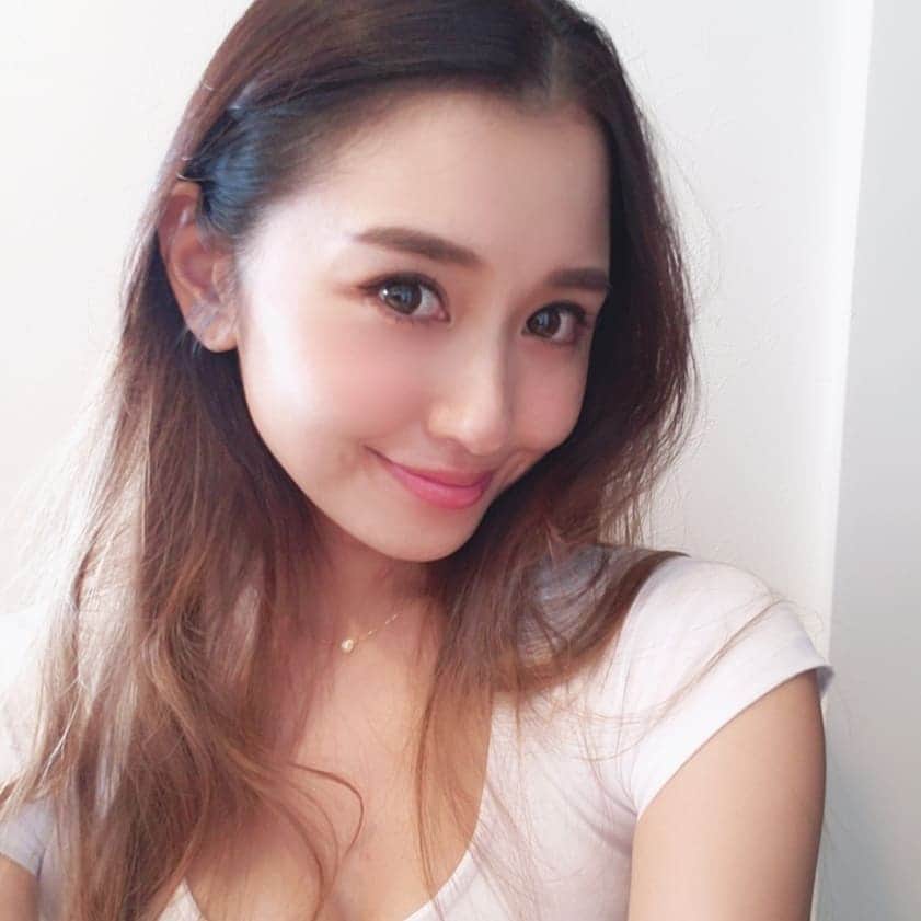 向山志穂のインスタグラム：「渋谷店最後になる@risel_eyenail さんへ🙇  長年お世話になっている@mana_k0123 さんのマツゲエクステはデザイン、技術、スピードに毎回驚きと感動があります👀💓 今回はいつもお願いしている真ん中長めのデザインでちょこっとナチュラルに見えるように本数を180本から140本にしてみました✴  前回、毛を細く変更してデザインを変えたら自分的にナチュラルすぎてしまったので、まなみさんに相談したら、本数を減らしてみては？と言われたのでいつものデザインで本数だけ減らしたらとてもしっくりきました😍💕 渋谷店はなくなってしまいますが😖また表参道店がオープンするので楽しみです✴  @mana_k0123 @_hitomi821.nail_  お疲れ様でした！！ありがとうございました❤」