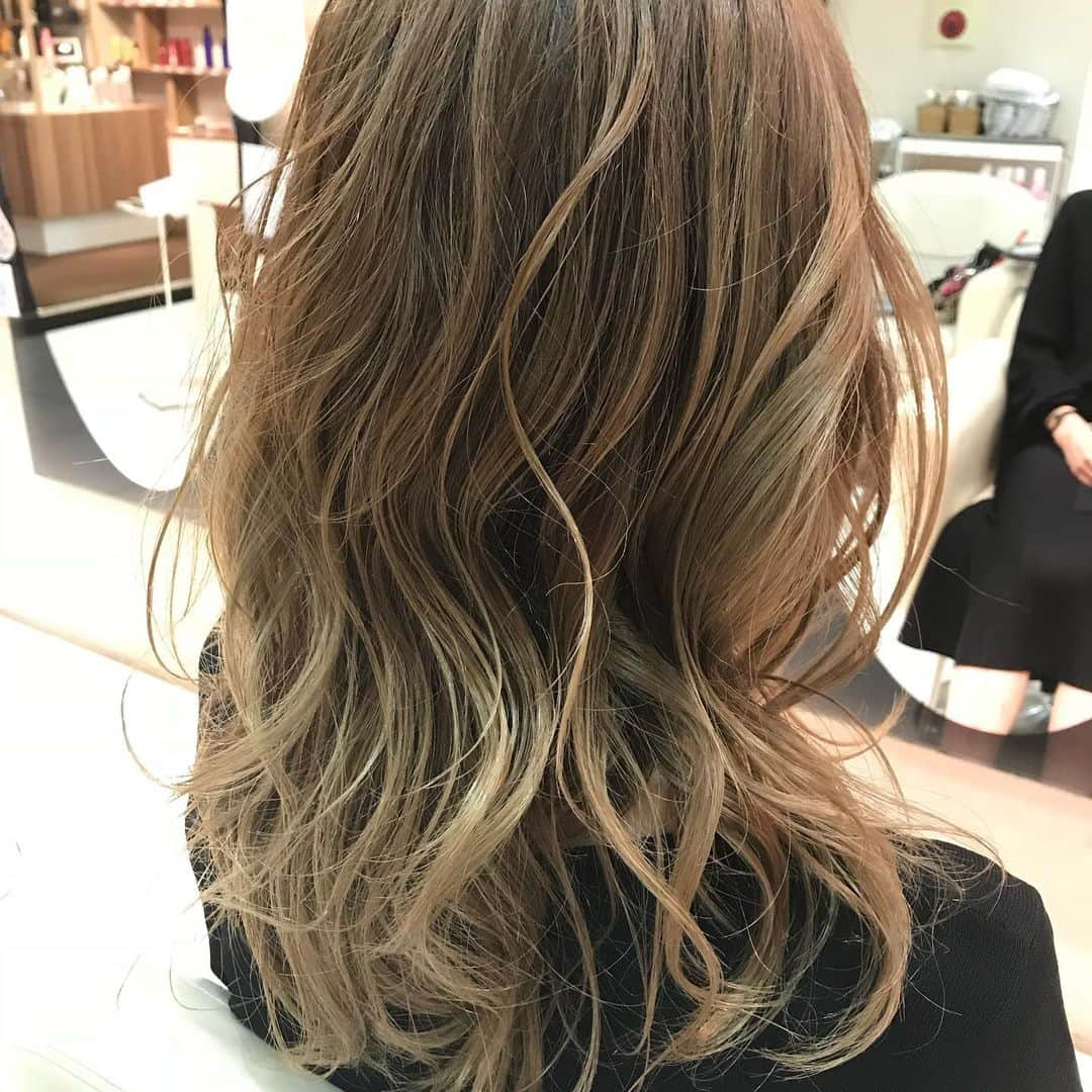 Lunonのインスタグラム：「ハイライトグラデーションカラー . . Lunon ☏ 06-6341-5535 menu cut color ）⇨ ¥3780 perm . hot pepper or お電話✆ にて お気軽にご連絡ください✭ . . #Lunon#大阪美容室#大阪#野田阪神#福島#美容室 #大阪カフェ#カフェ#cafe#ブリーチ #hairstyle#haircolor#女子力 #メイク#エステ#アレンジ#マツエク #美肌#美白#リップ#ヘアアレンジ #color#デザイン#ハイライト #グラデーションカラー#スタイリング #おしゃれ#おしゃれさんと繋がりたい」