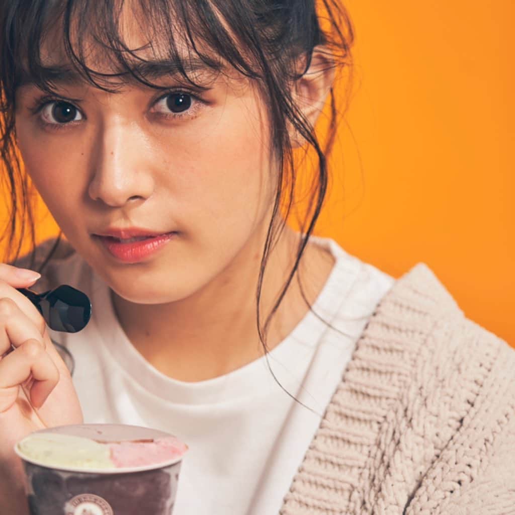 のインスタグラム：「先日の金曜日、#欅坂46 さん の横アリ公演にお邪魔させていただきました！﻿ ﻿ その時の写真がなかったので、﻿ ﻿ 代わりに後日撮影したときの  ぺーちゃんのジェラートオフショット写真をどうぞー❤️﻿ ﻿ ﻿ #ray #ray10月号 #渡辺梨加  #このネタわかりますか？」