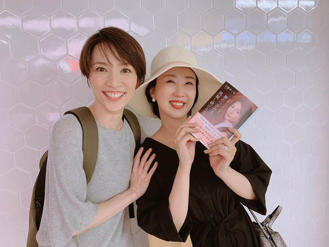 酒向杏奈さんのインスタグラム写真 - (酒向杏奈Instagram)「. 素晴らしい本✨ . 『夢のつかみ方、挑戦し続ける力』 . ちぎの繊細な内面を素直に書き記した彼女の生き様は沢山の人が勇気づけられるだろうな。 . もちろん、私もその一人！ . 読みながら何度も涙しました😢 . 以前、JFA夢の教室で夢先生をさせて頂いた時に、小学5年生の子どもに"夢を持つ大切さ"のお話をさせて頂いたことがあるのですが中々夢が見つからず戸惑っている子がいました。 . その子たちにも是非読んでほしいな〜💨 . 彼女とは学年は違いますが実は同い年。 私も思い悩んでいた14歳の時に宝塚に出会い、人生が変わりました！ . もちろん、その後辿った人生は彼女と全く違いますが👋味わった感情は被るものがあります。 . 新生活で悩んだら、この本を開こう😆 絶対パワーをもらえる一冊です！！ . #夢のつかみ方挑戦し続ける力 #早霧せいな #元宝塚歌劇団 #雪組 #トップスター #心に響く一冊 #子どもから大人まで #人生のバイブル #夢が見つからない人 #このままで良いのかなと漠然とした悩みのある方 #是非読んでほしい♪」8月27日 16時44分 - annacotta715