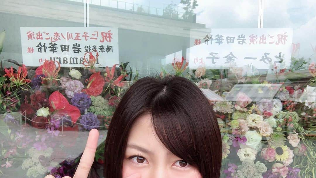 岩田華怜さんのインスタグラム写真 - (岩田華怜Instagram)「舞台 #二子玉川ノ恋 全9公演、無事に幕を閉じました。未熟者の私ですが、座組のみんな、スタッフの皆さんに支えられて、千穐楽まで来ることができました。稽古9日間と言う、今までに経験したことのないタイトなスケジュールでしたが、周りのみんなには本当に感謝しかありません。 今回初共演だった、大崎さんと笹森さん。お2人にも沢山ご迷惑おかけしましたが、本当に助けて頂いて、小屋入りしてからも、常に心は一つだったように感じています。勝手にですが。笑 綾瀬が笹森さんで、内瀬が大崎さんで、本当に良かった。ありがとうございました。  お花も沢山ありがとう😭 ちゃんと飾って頂いてたよ💐  次はどれミゼラブル！さっそく来月から稽古が始まりますが、今からとっても楽しみ😊 また新たな岩田華怜をお見せできるように、頑張ります！  ご来場下さった皆様、本当に本当にありがとうございました！  #ふた恋 #二子玉川ライズ #笹森裕貴 #大崎捺希 #岩田華怜 #どれミゼラブル」8月27日 16時47分 - karen0513_