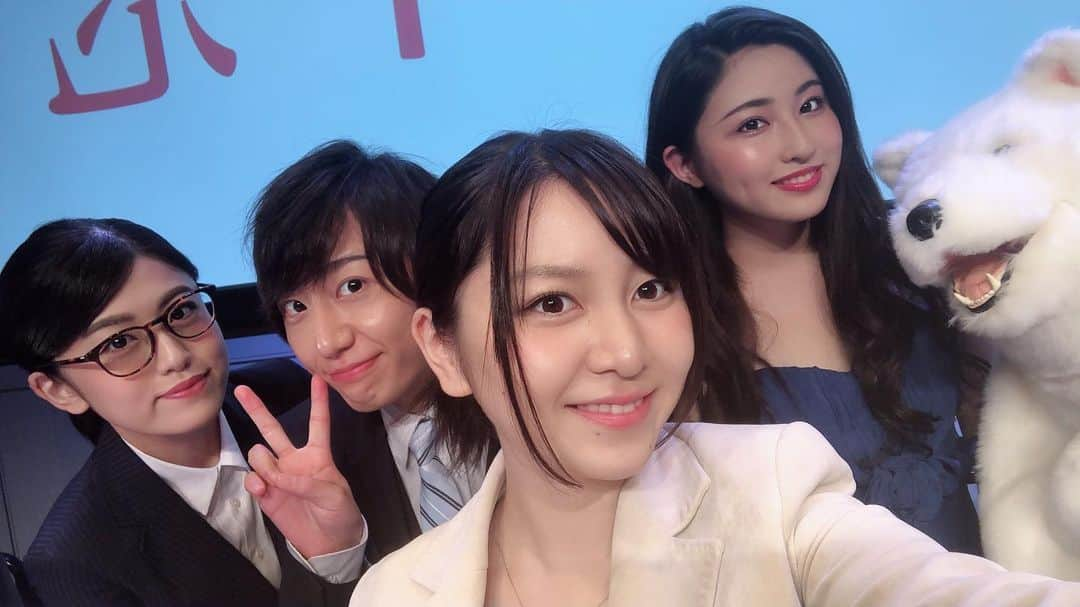 岩田華怜さんのインスタグラム写真 - (岩田華怜Instagram)「舞台 #二子玉川ノ恋 全9公演、無事に幕を閉じました。未熟者の私ですが、座組のみんな、スタッフの皆さんに支えられて、千穐楽まで来ることができました。稽古9日間と言う、今までに経験したことのないタイトなスケジュールでしたが、周りのみんなには本当に感謝しかありません。 今回初共演だった、大崎さんと笹森さん。お2人にも沢山ご迷惑おかけしましたが、本当に助けて頂いて、小屋入りしてからも、常に心は一つだったように感じています。勝手にですが。笑 綾瀬が笹森さんで、内瀬が大崎さんで、本当に良かった。ありがとうございました。  お花も沢山ありがとう😭 ちゃんと飾って頂いてたよ💐  次はどれミゼラブル！さっそく来月から稽古が始まりますが、今からとっても楽しみ😊 また新たな岩田華怜をお見せできるように、頑張ります！  ご来場下さった皆様、本当に本当にありがとうございました！  #ふた恋 #二子玉川ライズ #笹森裕貴 #大崎捺希 #岩田華怜 #どれミゼラブル」8月27日 16時47分 - karen0513_