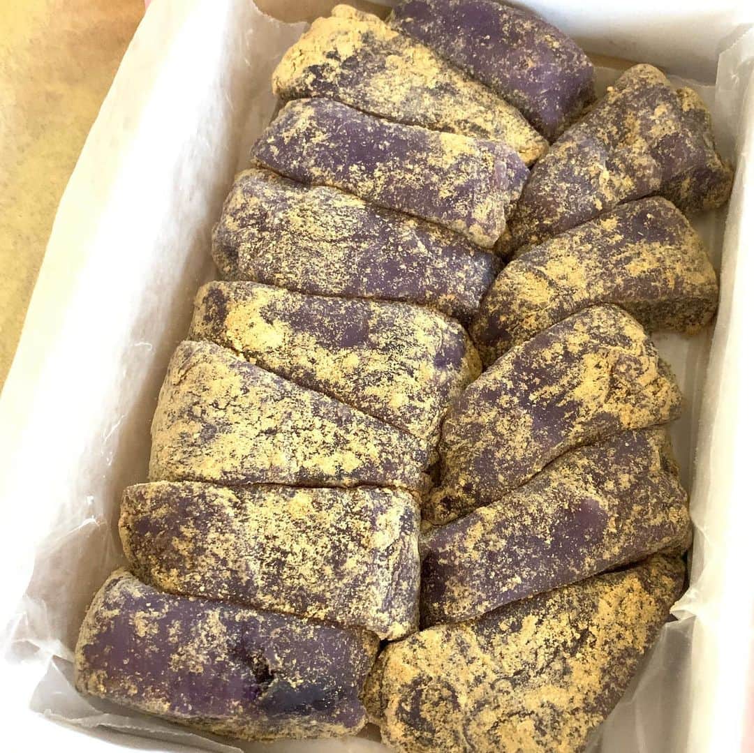 飯島寛子さんのインスタグラム写真 - (飯島寛子Instagram)「教会のお世話になっている姉妹が、私の大切な記念日の為に手作りの紫芋餅を作ってくださいました。ご年配になりキッチンにたつのも大変になっているのに、そのお気持ちが嬉しくて‥思わず涙 #贈り物 #クリスチャン #紫芋餅」8月27日 16時48分 - hirokoiijima