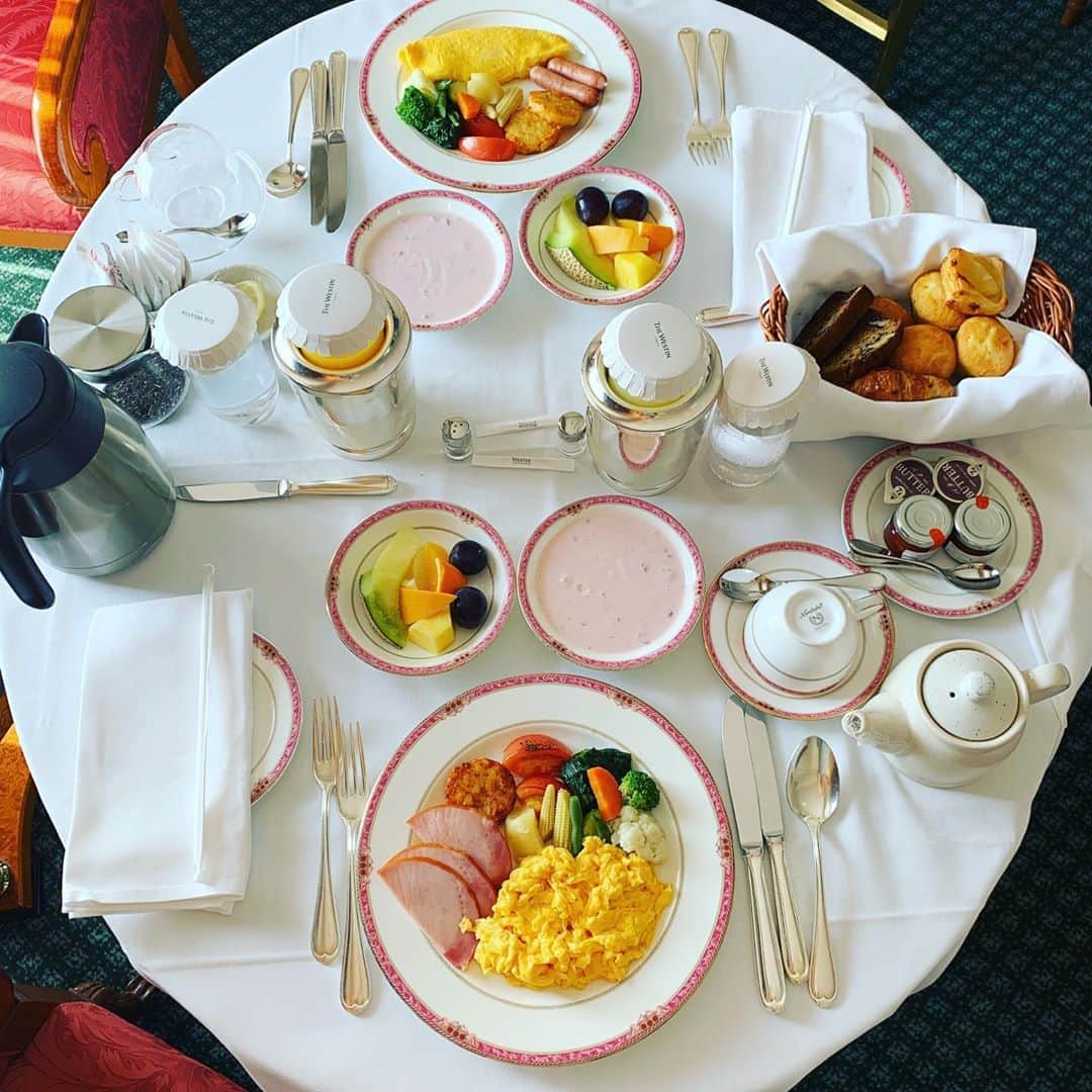 MILANOのインスタグラム：「薄々気づいてたけど旅行行ってもガシガシ観光したいってわけでもなくて、ホテルに着いた時点で旅の目的90%いや、96パー果たしてるようなふざけた人間で。それだったらもう都内でええやろってことでこの夏は特に何をするわけでもなく、母と娘(私)孫の女三代で都内のホテルにお泊りした。交通費かからない分ルームサービスを楽しんだりそれだけで気分転換になってダラダラできてこれは遠出するより今の自分には合ってるなあと新しい楽しみ方を覚えた2019夏。 #westintokyo #ウェスティンホテル東京 #朝食」