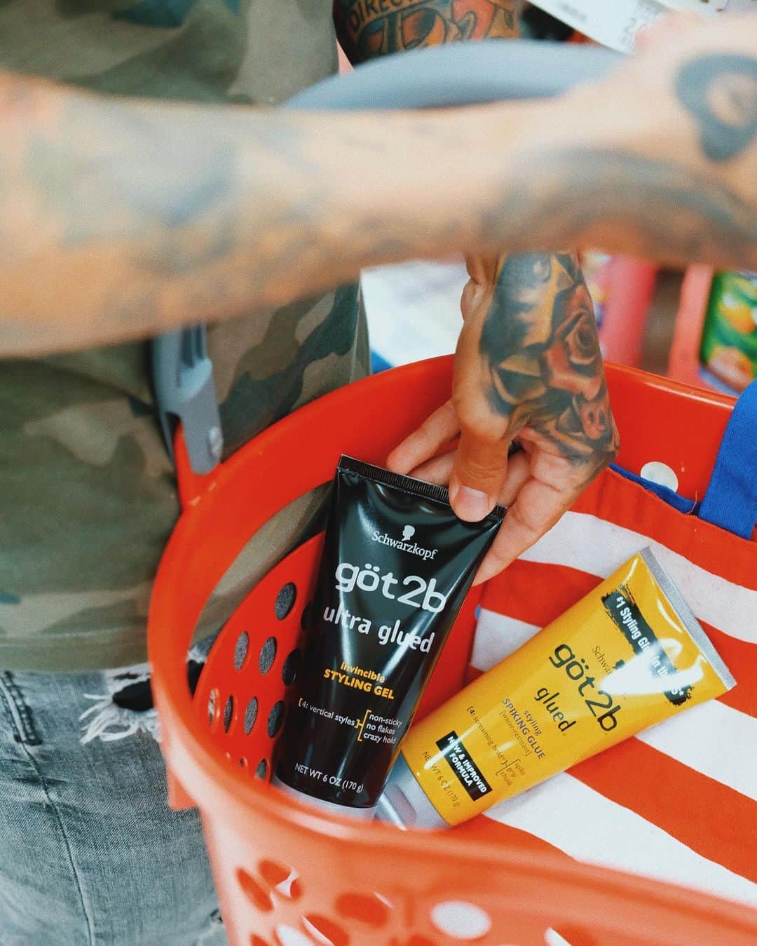 ニック・マーティンのインスタグラム：「#ad I’m off tour for the moment and I’m in “domesticated” mode, meaning, I’m shopping around @target and getting myself situated at home 😂👍🏽 I’m still getting asked all the time about hair products I use in my hair & what I do to maintain it while I’m traveling. While I was on tour, I was using göt2b® ultra glued® Invincible Styling Gel daily, so now I’m stocking up to use it at home. Other styling gels I previously used consistently made my hair flake and never actually could withstand the hold for long periods of time.  göt2b® ultra glued® Invincible Styling Gel isn’t a sticky mess and doesn’t flake on me whatsoever! I’ve posted about @got2b products in the past & I continue to use them because they’ve worked out for me. So, thank you @got2b for keeping me looking fresh on the daily. #shopgot2bglued」