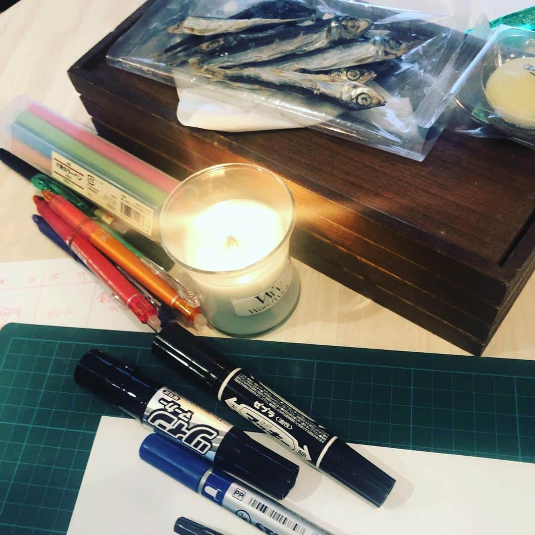 LOVEのインスタグラム：「一息つけないときでも一息つける秘技を手に入れた。 Wood wick candle、いい音、いい香り！  #間違い探し #わかるかな」