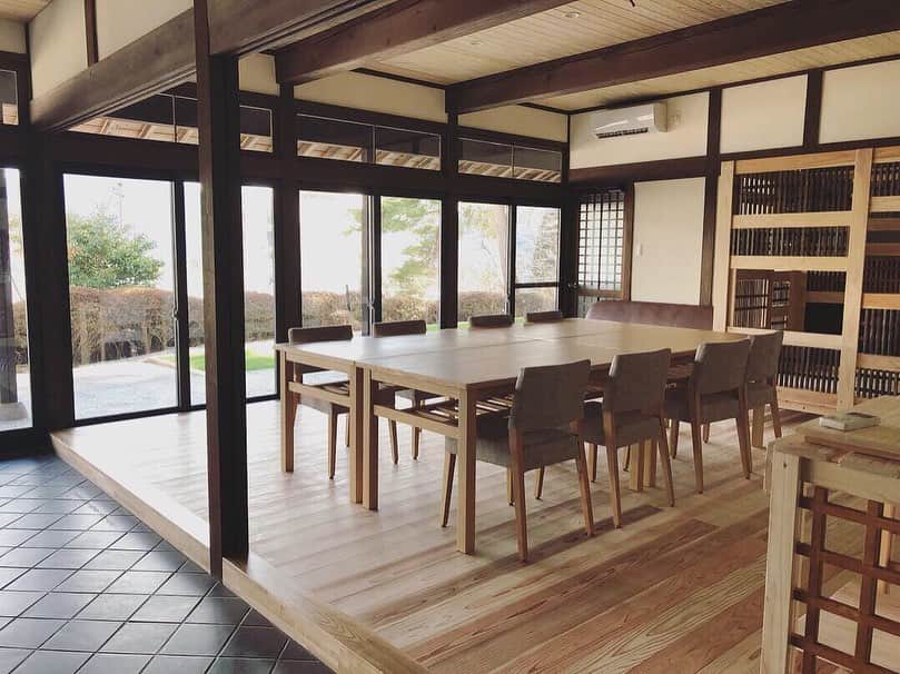 Gero City【下呂市公式アカウント】さんのインスタグラム写真 - (Gero City【下呂市公式アカウント】Instagram)「#Repost @mirairo.gero with @get_repost ・・・ Gero Organic Workplace が キッズデザイン賞受賞🏆 . 名古屋大学と下呂市で、2014年から2019年にかけて検証・実践された「子連れコワーキングスペース」が第13回キッズデザイン賞を受賞しました！！ . 「こどもと過ごす事」と「働く事」を同時にサポートする空間をつくる名古屋大学での実証実験と、下呂オーガニックワークプレイスのデザイン . 本日も16時まで開館しています☕︎ アクセサリーやお菓子の販売もしていまので、お気軽にお立ち寄りください♬ . . #みらいろ#下呂市#コワーキングスペース#キッズデザイン賞#キッズスペース#下呂オーガニックワークプレイス#子育てママ#子育て世代#子育て#ワーママ#自然#癒し#下呂アンバサダー#gero #gerostagram #gifu #田舎暮らし#移住」8月27日 16時53分 - gerostagram