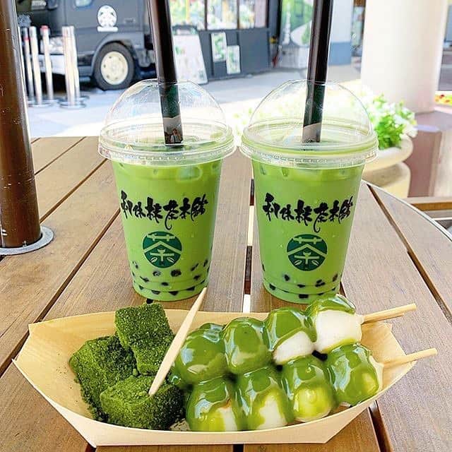 のインスタグラム：「.⠀⠀ 【#uwasa_大阪】⠀⠀ 大阪・堺が拠点の「利休抹茶本舗」をご紹介🎉✨⠀⠀ 利休抹茶本舗は、利休生誕の地、「堺から抹茶を世界」にをコンセプトに様々な抹茶グルメをキッチンカーで販売しているお店です🚗🌈⠀ 抹茶と和のイメージを生かしたスイーツ＆ドリンクを茶屋をイメージしたキッチンカーでお届け😆💫 お写真は、抹茶フォンデュ団子・抹茶わらび餅・抹茶タピオカです🍵💗 濃厚な抹茶の香りと、お団子やわらび餅は相性抜群です😋💭 普段は、大阪・堺を拠点にしているそうですが、8月31日までは三井アウトレットパーク ジャズドリーム長島に出店しています🌟 ※お写真は、三井アウトレットパーク ジャズドリーム長島で撮影されたものです。⠀ ＊⠀⠀⠀⠀⠀⠀⠀⠀⠀ ↓素敵なアカウントはこちら⠀ [photo by:@ailinmamachan]⠀⠀ ＊⠀⠀⠀⠀⠀⠀⠀⠀⠀⠀ <<✏️=========================>>⠀⠀⠀ グルメに関する素敵なお写真を⠀⠀⠀ 厳選してご紹介しています📷🌈⠀⠀⠀ 【 @uwasa_gourmet 】 or 【 #uwasa 】⠀⠀⠀ をタグ付けであなたの投稿が⠀⠀⠀ Instagramや記事で紹介されちゃうかも👀🎉⠀ 皆さんの素敵なご投稿お待ちしています🌸⠀⠀⠀⠀ <<=========================🔎>>⠀ ＊⠀ #大阪 #大阪カフェ #大阪グルメ #抹茶 #抹茶ラテ #カフェタイム #カフェ #cafe #カフェ巡り #カフェ部 #タピオカ #タピオカミルクティー #タピオカドリンク #matcha #お団子 #フォトジェニック #boba #かわいい #わらび餅 #表参道カフェ #抹茶好きな人と繋がりたい #タピオカ巡り #タピ活 #tapioca #タピオカ専門店 #タピオカ好き #スイーツ」