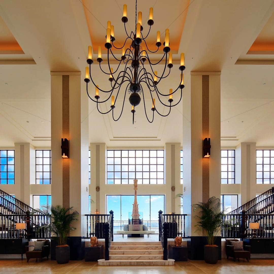 ホテルモントレグループさんのインスタグラム写真 - (ホテルモントレグループInstagram)「ホテルモントレ沖縄、みなさまをお迎えするロビーは解放感に溢れるオーシャンビューです！ . A comfy ocean view lobby at Hotel Monterey Okinawa Spa & Resort! . #hotelmontereyokinawa #hotelmonterey #hotel #okinawa #tigerbeach #resort #resorthotel #oceanview #hotellobby #visitjapan #japan_vacations #vacation #japan_of_insta #holiday #island #travel #view #mymontereyjp #ホテルモントレ沖縄 #ホテルモントレ #沖縄 #ホテル #恩納村 #タイガービーチ #リゾートホテル #オーシャンビュー #旅行 #リゾート」8月27日 16時59分 - hotelmonterey