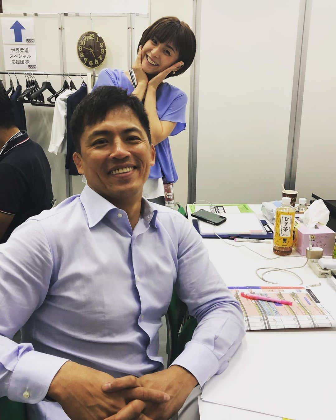 篠原信一さんのインスタグラム写真 - (篠原信一Instagram)「世界柔道選手権大会in東京🥋 決勝トーナメント前の打合せ！ 宮司アナ！こっち向いて📷 ヒロがジャマだな😤 #世界柔道選手権大会 #東京 #日本武道館 #judo #judoka #judoworld #野村忠宏 #宮司愛海」8月27日 17時02分 - s.shinohara_life