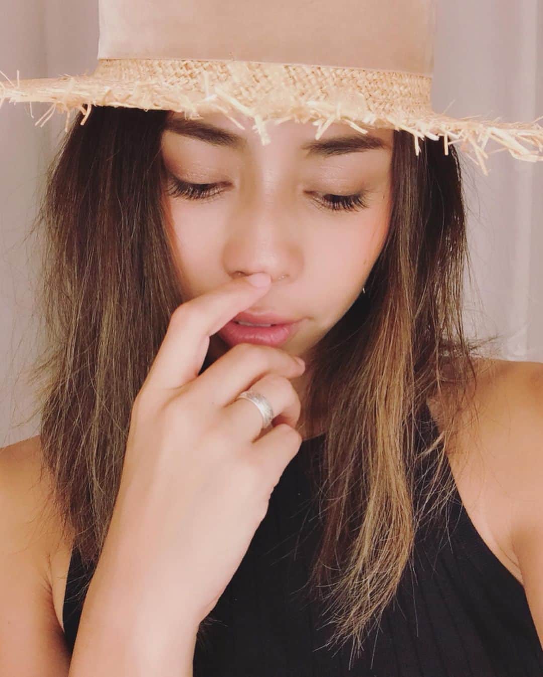 齋藤美波のインスタグラム：「👁👁✨ ほぼほぼ1ヶ月持った @yumisato0627  のマツエク🤭 取れても綺麗に取れてれば ストレスにならんのね！ 気づいたこと。笑 ・ 本当相性って大事😢 いつも自まつ毛と変わらない長さで Jカールで付けてるの？ ってぐらいのナチュラルさで 付けてもらってるよ！ ・ 今日は1ヶ月ぶりに リペア行ってきます♥️ それだけで楽しみ🥰 ・ ・ #まつ毛エクステ#マツエク#ナチュラル#2児の母#男の子ママ#湘南#藤沢#自宅サロン#ビューティー#お洒落したい#ナチュラルビューティー#matsueku#eyelashextensions#beauty#naturalbeauty#naturalgirl#shonan#salon」