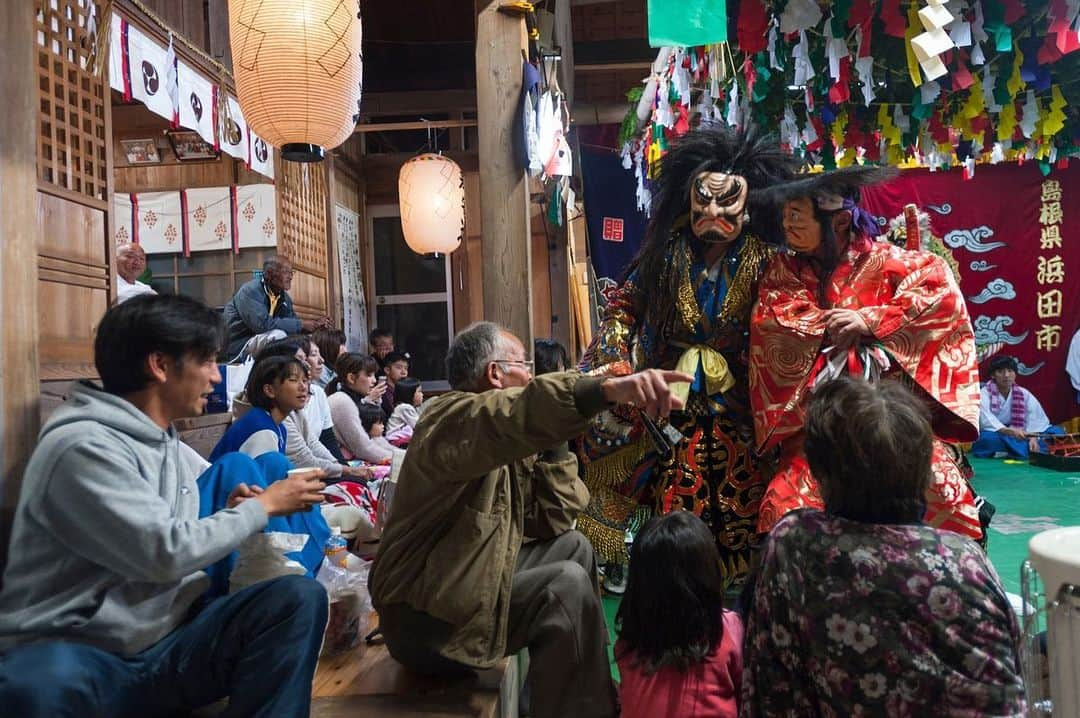 The Japan Timesさんのインスタグラム写真 - (The Japan TimesInstagram)「The mythical roots of kagura performances are recounted in Japan’s earliest extant chronicle, the eighth-century “Kojiki.” There the tale of Ame no Uzume — the goddess credited with introducing revelry to the world — performs an amusing dance to lure the reclusive sun goddess Amaterasu out of her cave and bring light and warmth to the world. In more terrestrial parts, many types of kagura have evolved, most incorporating scenes from Shinto mythology and other historical or fabled themes. Others are highly theatrical, coming close to kabuki. Known under the umbrella term “sato kagura” (“village kagura”), this latter style was officially encouraged during the Meiji Era (1868-1912) in an attempt, some kagura experts say, to suppress quasi-shamanistic versions that had spread throughout more remote parts, and which can still be seen today. Read the full story with the link in our bio. 📸: Rob Gilhooly . . . . . . #Japan #Tokyo #Shimane #kagura #culture #japantravel #japantimes #travel #stage #日本 #東京 #島根 #神楽 #旅行 #文化 #演劇 #撮影 #👺」8月27日 17時14分 - thejapantimes