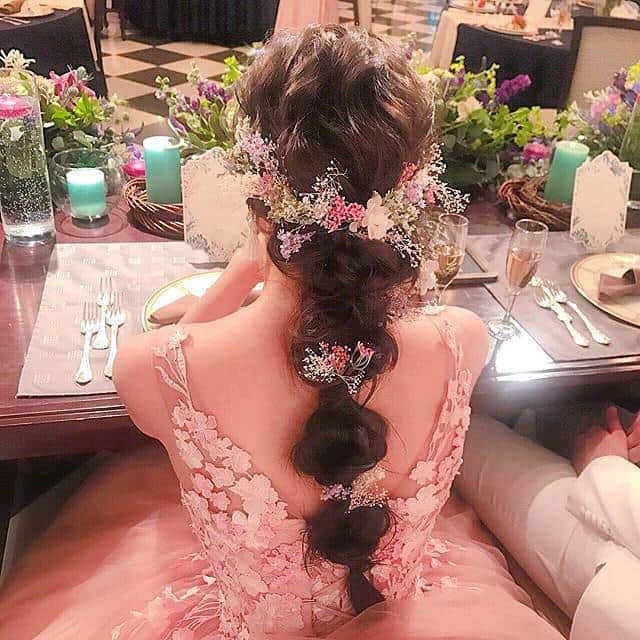 ホテルモントレウェディング【公式】 のインスタグラム：「♥ ￣￣￣￣￣￣￣￣￣￣ @montereyweddingをフォローして 『 #モントレ花嫁 』『 #ホテルモントレ』の タグをつけて投稿してくださいね＊*. . ホテルモントレ仙台 @hotelmontereysendai_weddingの 提携先@bridarium_mue_sendaiより 素敵なお写真をリグラムさせていただきました！ ・ 可愛らしいピンクのドレスに 小花をあしらったヘアアレンジ♩ 是非ヘアアレンジの参考に！♡ ・ ◆ホテルモントレ公式HPはこちら* https://www.monterey-wedding.jp ・ #モントレ #モントレ花婿  #プレ花嫁 #卒花 #marry花嫁 #dressy花嫁 #farnyレポ #プラコレ ﻿#maricuru #dressy花嫁 #日本中のプレ花嫁さんと繋がりたい #ウエディングニュース #flower #ウェディングドレス #dress #結婚式 #披露宴 #結婚式場 #2019年秋婚 #2019年冬婚 #ホテルモントレ仙台 #モントレ仙台 #仙台 #ブライダルヘア #ウェディングヘア #ブライダルヘアメイク #お色直し」