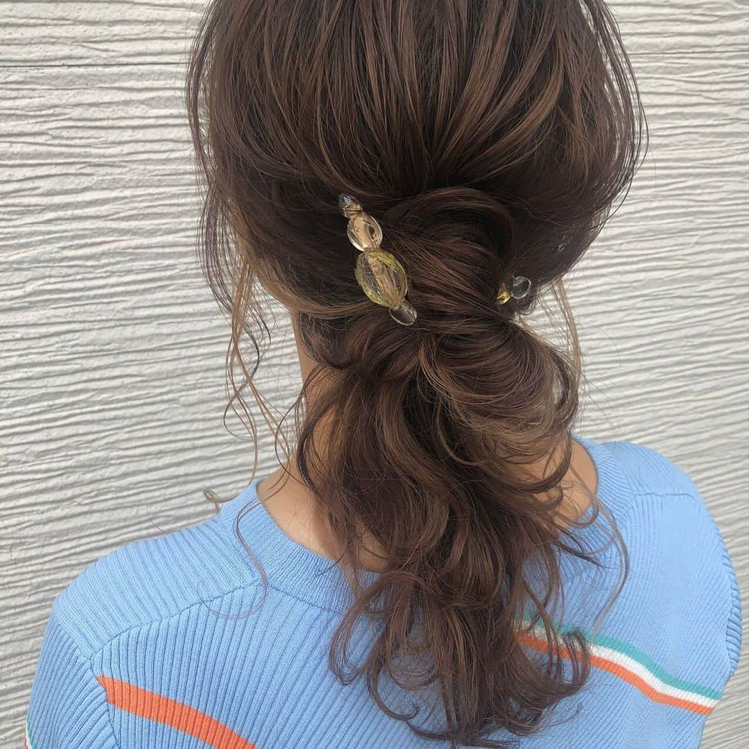 yu nakamura ヘアアレンジ hairarrangeさんのインスタグラム写真 - (yu nakamura ヘアアレンジ hairarrangeInstagram)「@bellthink  さんの可愛いヘアクリップ♡ ゴールドをチョイスしました!! どんなシーンでも活躍できちゃう優秀な子ですね♡  #レイフィールド #rayスタイル#一宮#一宮市#ヘアアレンジ#ミディアム#セルフアレンジ#ミディアムアレンジ#hair#haircolor #fashion#スカーフ#スカーフアレンジ #ヘアクリップ#ヘアアクセサリー」8月27日 17時18分 - desir_yu