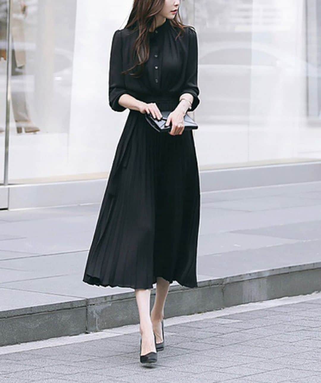 maison de LATIRのインスタグラム：「人気のスタンドカラーにプリーツスカートだから、これ1枚で上品なスタイル+お出かけが決まるワンピース 長いシーズン着れるのも嬉しいですね😘👗✨ . お求めはコチラから▼▼ @maison_de_latir #maison_de_latir #https://shop-list.com/women/brand/maison-de-latir/」