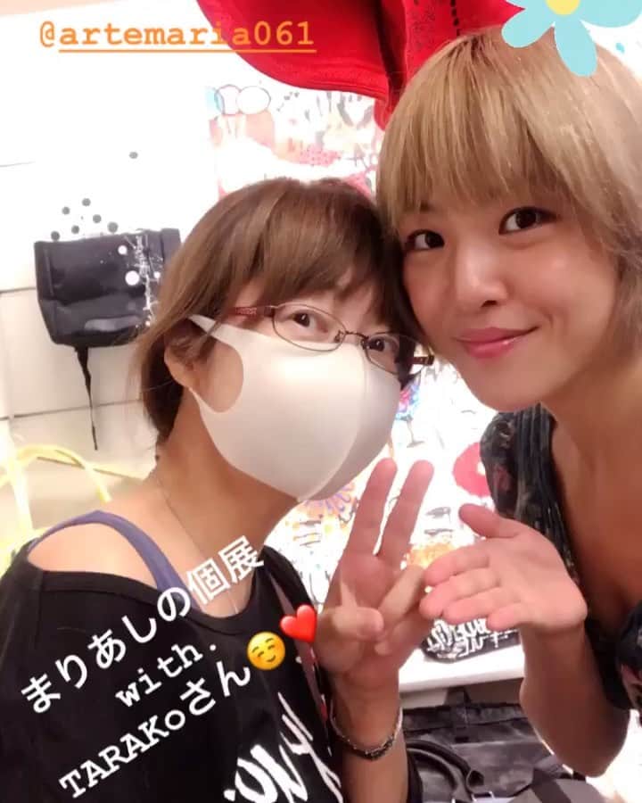 五十鈴ココのインスタグラム：「TARAKOさんと まりあし @artemaria061 の 個展に。  この個展の事は、後から書くね😆  たらさんのお声が まる子ちゃん そのものだから、周りの人が すぐ気付いてしまうよ笑笑🤣  出会いは四年前の夏。 大切な大切なご縁。  TARAさんが演出している舞台で オリジナルの歌を流して頂いたり、歌わせて頂いたり、  あたしの歌人生の中で欠かせない お方です。  綿あめみたいに 柔らかくて それでいて とっても強い チャーミングな方。」