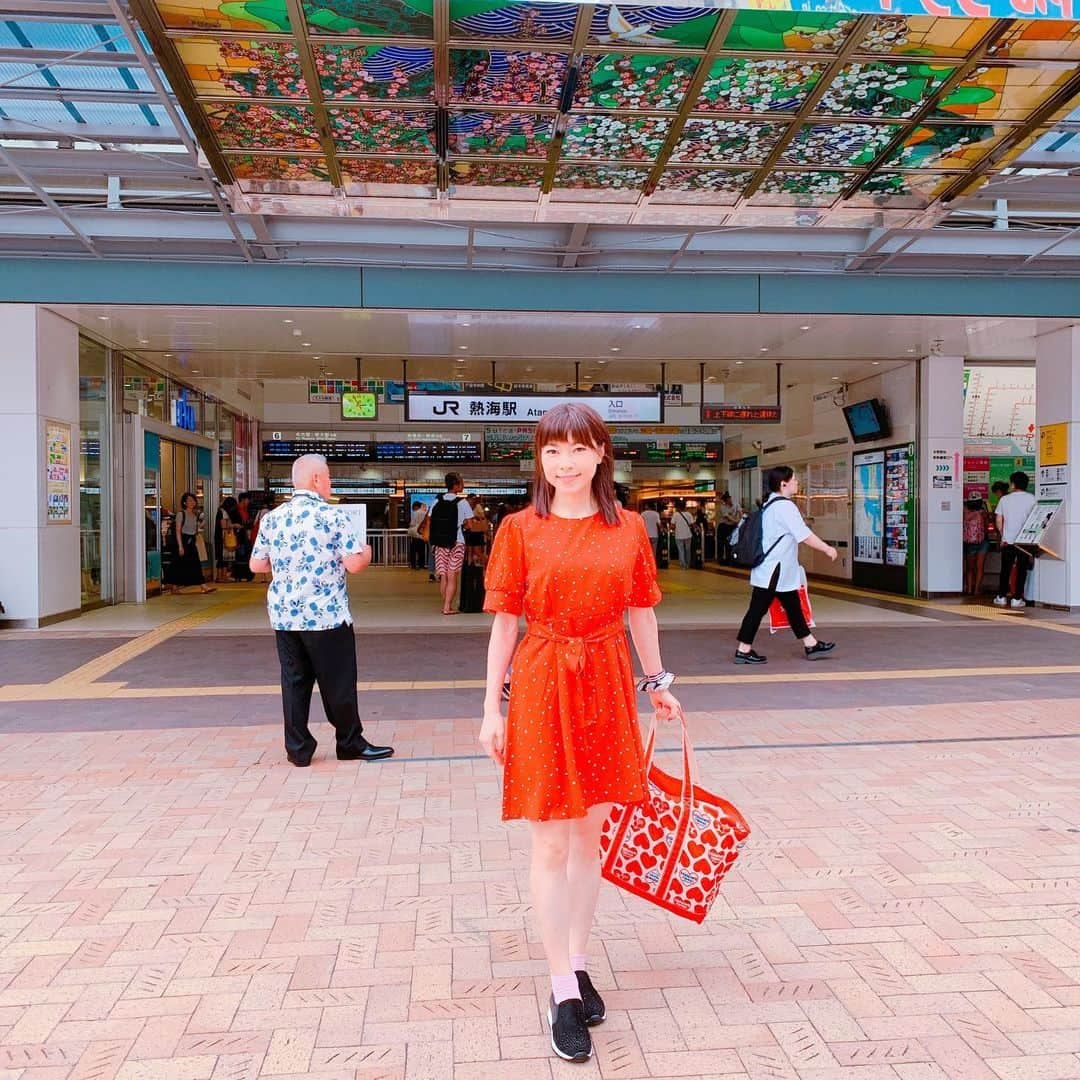 DJ MIYAさんのインスタグラム写真 - (DJ MIYAInstagram)「やっほーぉ💓今日は、お母さんと熱海旅行に来てるよーぉぉ💓いま宿の温泉♨️から上がって寛いでるところーぉ💓 .  新幹線🚅🚅に乗りましたぁー⭐︎(o^^o) . わあーい💓新幹線N700系の、先頭車両とパチリ💓 .  旅コーデは、 @ENVYLOOK_japan さんの  #ハートのワンピ 💓BAGは、もともと持っているハートのbagでまさかの💓ハート♥️ずくしー💓 . .  #新幹線 #熱海駅 #熱海　#熱海旅行　#女子旅　#タビジョ　#国内旅行　#旅ブロガー #インスタグラマー　#今日のコーデ　#ファッションブロガー　#旅好き #旅の記録　#ブロガー　#旅スタグラム　#旅行好き　#今日のファッション #旅行記　#熱海女子旅　#ファッション　#インフルエンサー #ATAMI #静岡県　#旅インフルエンサー　#旅インスタグラマー　#熱海の宿 #マイトリップMIYA」8月27日 17時34分 - dj_miya