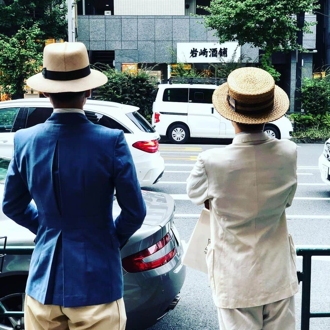 のインスタグラム：「#さよなら夏の日 感。知り合いのフレディくんかな？ と思って、声をかけたら、やっぱりフレディでした。（笑） #おしゃれ #おしゃれな夏のスーツ #カンカン帽 #ぼくのおじさん 感もあり。 #fashion」