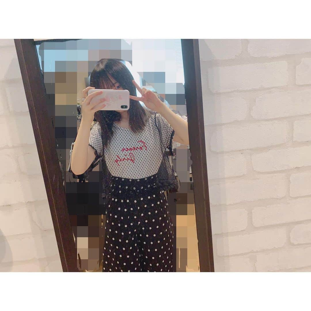 山邊歩夢さんのインスタグラム写真 - (山邊歩夢Instagram)「👗💭✨ * * 今日のお洋服。。 パッと選んでパッと着たお洋服だけど 最近私服載せてないって思って〜。。 どうですか？？ * あと、 鏡ごしに撮るのって難しいね〜！！ どこ見るの〜？って、 いつもなっちゃう！！！ * * #あゆーで #今日のコーデ #私服 #水玉 #Ｔシャツ #レース #ズボン #ピース #✌️」8月27日 17時39分 - ayuyamabe_official