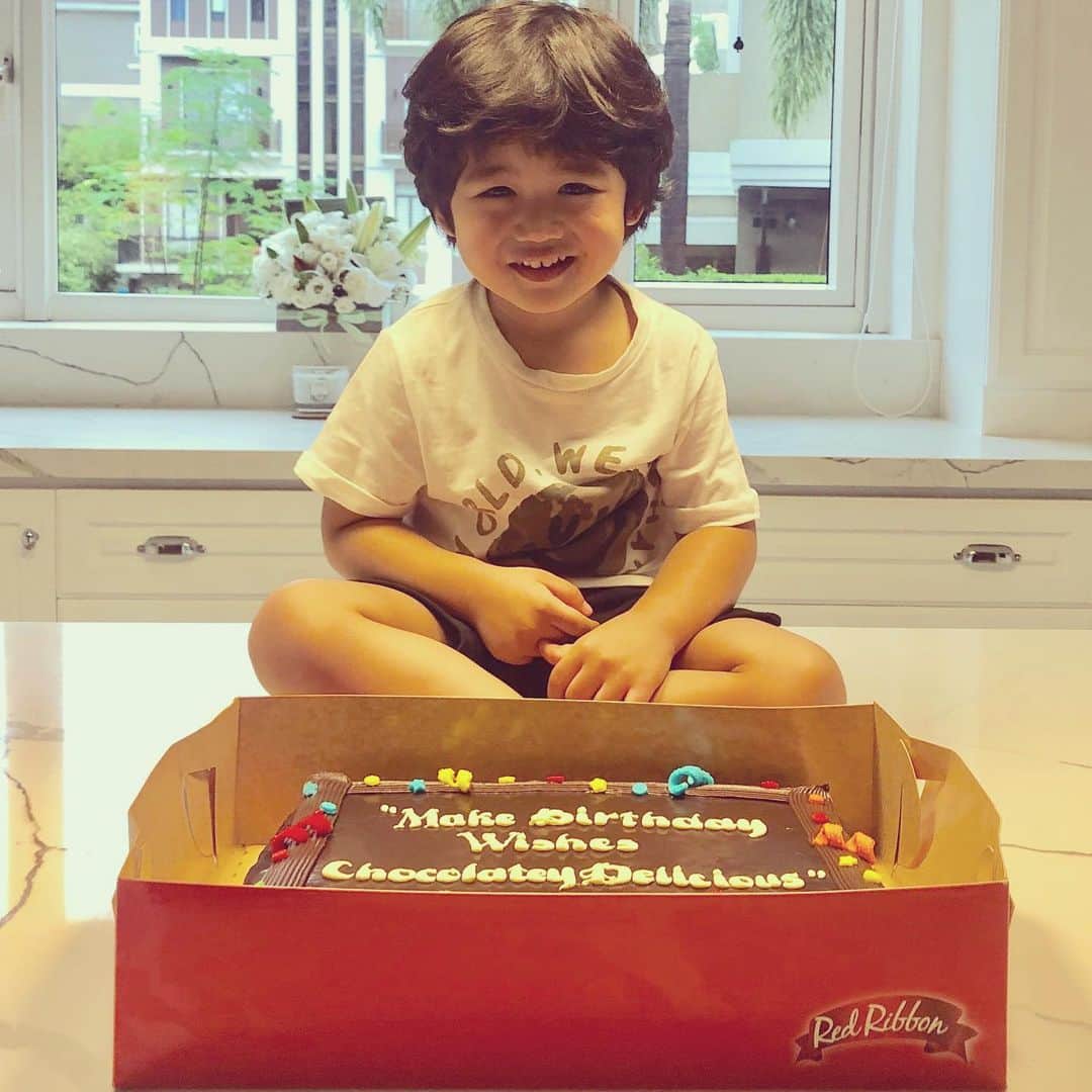 ポール・ソリアーノのインスタグラム：「@severianoelliott is excited to turn 3 next month and he only wants the most chocolatey birthday cake from Red Ribbon!! #ChocolateyBirthdayWish #BestBirthdayEver #RedRibbonPH」