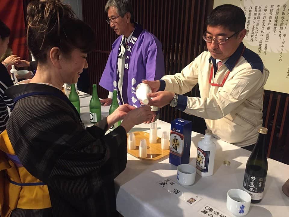 白鶴酒造株式会社のインスタグラム：「第22期　灘の酒大学　受講生募集中！ 毎年人気の、灘の酒大学が今年も開催されます。神戸市内の酒造会社6蔵によるさまざまなテーマの講義で日本酒がさらにおいしく楽しめる知識が身につきますよ。講義後にはきき酒のテストも。ご参加お待ちしています♪ ▼詳しくは東灘区のホームページをご覧ください！ http://www.city.kobe.lg.jp/ward/kuyakusho/higashinada/oshirase/topix/sake-event.html?fbclid=IwAR1zjuSn_opUxmn9nCzOiBxsqj2LZyiCSPyRInWbi5S4vvXJC5hwizDcOF4  #日本酒 #hakutsuru #折り鶴 #foldedpapercrane #japan #神戸 #kobe #酒 #sake #japanesesake #japaneseculture #灘五郷 #GI灘五郷 #lovehyogo #lovekobe #insta_higashinada #灘の酒大学 #灘の酒蔵 #日本酒の勉強」