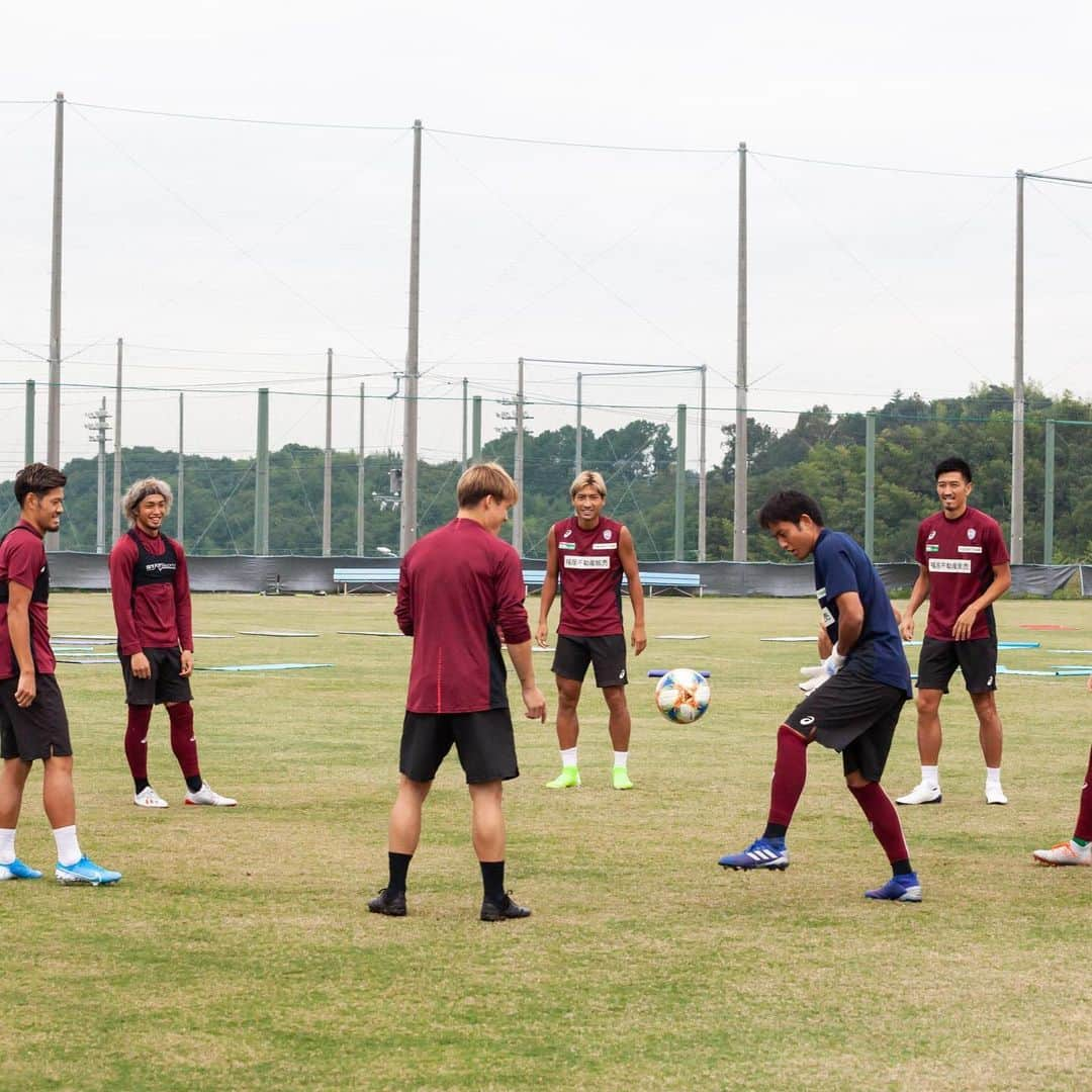 酒井高徳さんのインスタグラム写真 - (酒井高徳Instagram)「Today’s Training ⚽️⚽️🏃🏃 #ヴィッセル神戸 #トレーニング #ファンサ #子供に #酒井高徳って外人なんだ #日本語喋れないの？ #って言われてた #そりゃそうだよねこの顔なら #飛行機でもCAさんの第一声 #絶対英語だし #ディズニーでも #ハウメニーピーポー？#言われるし #まぁいいんだ #酒井高徳 #英語で話してたら日本人に思われない説 #すいダウの企画通るかな？」8月27日 17時47分 - sakai_go1123