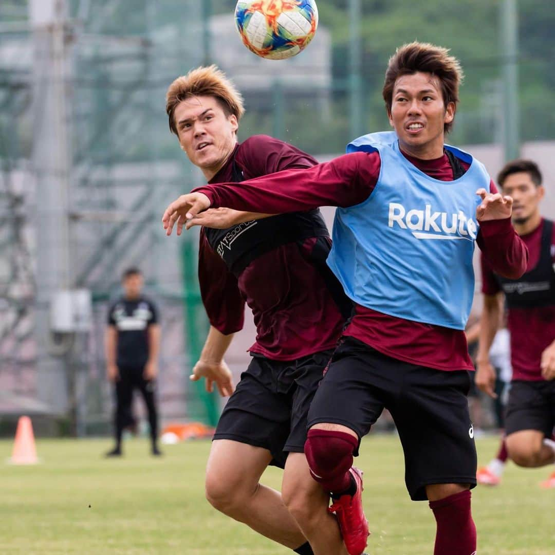 酒井高徳さんのインスタグラム写真 - (酒井高徳Instagram)「Today’s Training ⚽️⚽️🏃🏃 #ヴィッセル神戸 #トレーニング #ファンサ #子供に #酒井高徳って外人なんだ #日本語喋れないの？ #って言われてた #そりゃそうだよねこの顔なら #飛行機でもCAさんの第一声 #絶対英語だし #ディズニーでも #ハウメニーピーポー？#言われるし #まぁいいんだ #酒井高徳 #英語で話してたら日本人に思われない説 #すいダウの企画通るかな？」8月27日 17時47分 - sakai_go1123