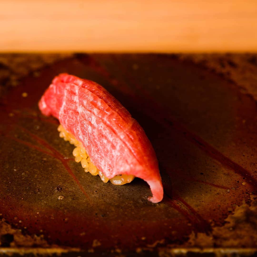 Ginza ONODERA Groupさんのインスタグラム写真 - (Ginza ONODERA GroupInstagram)「Superlative wild caught Tuna! * * * * * #銀座おのでら #ginzaonodera #sushi #鮨 #銀座 #ginzadinner#すし #寿司 #江戸前鮨 #japanesefood#ginza#Gourmet#foodstagram#Tokyogourme#Luxualyginza日本食 #craftsman#Japanesefood#海幸#海鮮 #seafood #Topchef＃ITAMAE#deliciousfood #travel#tripadvisor#sushilover#edomae_sushi _tokyo#寿司好きな人とつながりたい#eeeeeats#forkyeah#yummy」8月27日 17時59分 - ginzaonodera