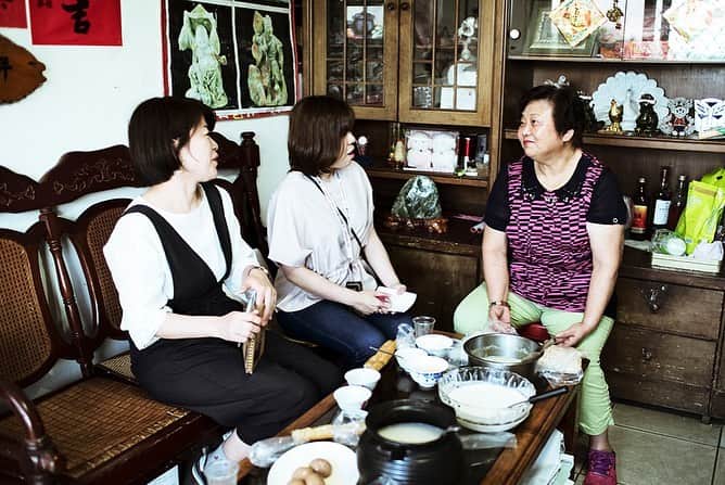 世界のKitchenから公式さんのインスタグラム写真 - (世界のKitchenから公式Instagram)「【NHKに密着♥されちゃいました】  なんと！NHK「世界はほしいモノにあふれてる」で、私たちのものづくりを取材していただきました。きゃー。 ・ タイトルは「台湾～幸せドリンクのヒントを探して」。 ・ 豆乳、杏仁茶、漢方デザートなど、台湾のお母さんたちの手料理にインスピレーションをもらいにいく旅に密着してもらっています。 ・ さらに、旅でのインスピレーションを元に私たちがキッチンで試作してみたものを、番組MCのおふたりに飲んでもらうという場面も。さて、どんな感想をもらえるか。ドキドキ。 ・ 8月29日午後10時30分～午後11時20分で放送の予定。よければぜひ！ ・ 番組のHPもチェックしてね。 ・ Photo by Yoko Takahashi ・ #世界のkitchenから　#世界のキッチンから　#世界の旅　#食と暮らし　#旅　#キッチン　#世界　#高橋ヨーコ　#yokotakahashi　#台湾　#世界はほしいモノにあふれてる　#ものづくり」8月27日 18時00分 - sekai_kitchen