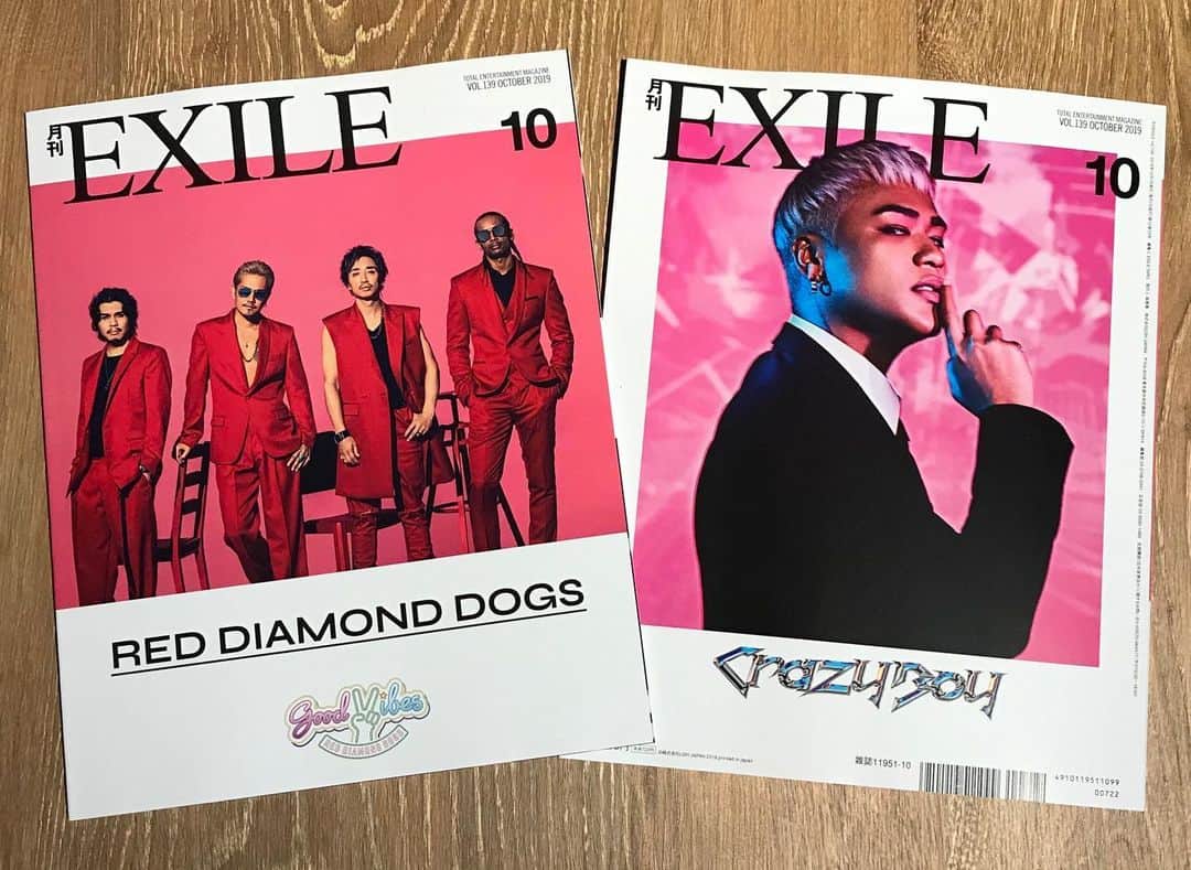 月刊EXILEさんのインスタグラム写真 - (月刊EXILEInstagram)「《本日8/27（火）『月刊EXILE 10月号』発売！！》 . . COVER:RED DIAMOND DOGS BACK COVER:CrazyBoy  みなさん、こんばんは😊 本日『月刊EXILE』10月号が発売になりました‼️ 今回の表紙&巻頭特集はRED DIAMOND DOGS✨ . . 9月4日(水)にニューシングル「GOOD VIBES」をリリースするRED DIAMOND DOGSが月刊EXILEの表紙に初登場✨夏を感じさせる軽快なバンドサウンドが光る今作は、開放的な雰囲気を醸し出すこの楽曲で居酒屋えぐざいるのみならず、日本の夏を盛り上げます💥巻頭では、RDDについてメンバー全員に話を聞いたインタビューをお届けします📝  そして、北方謙三氏の『抱影』を実写化した映画『影に抱かれて眠れ』〈9月6日(金)公開〉に出演する加藤雅也さんと松本利夫の対談が実現‼️ふたりにハードボイルドの真髄ともいえる本作での役柄や撮影時のエピソードについて聞きました📖映画史に残る“男の物語”の魅力に迫ります💫  さらに、EXILE TAKAHIRO、市原隼人さん、岡田義徳さんの3人が“信長”に扮して周りを翻弄していく9月20日(金)に公開の映画『3人の信長』特集やドラマ『わたし旦那をシェアしてた』で、サイコパス役を怪演した黒木啓司と共演者の岡本玲さんとの対談など今月も見逃せないラインナップが盛りだくさん📚 ぜひチェックしてみてください☑️ ※一部地域で発売日が異なる場合がございます。お近くの書店様にお問い合わせください。 -------------------------------------------- 月刊EXILE official HP http://www.exilemagazine.jp/  ーーーーーーーーーーーーーーーーーーーーー 最新号、BACK NUMBERは、 下記のEXILE TRIBE STATION ONLINE、Fujisan.co.jpからご購入いただけます。 http://www.exiletribestation.jp/onlineshop/ http://www.fujisan.co.jp/ ーーーーーーーーーーーーーーーーーーーーーーーーーーー」8月27日 18時00分 - exile_magazine
