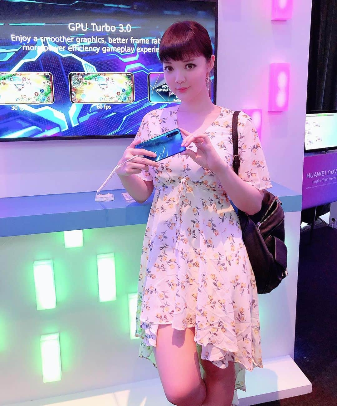 YingTzeさんのインスタグラム写真 - (YingTzeInstagram)「I’m calling out all gamers!  Say hello to 2 hours non-stop gaming on the phone if only if you do it right with the newly launched HUAWEI nova 5T! Not only that the 3,750 mAhBig Battery can help you sustain longer, their 22.5W SuperCharge function allows you to refuel 50% in just 30 mins. ❤️🥰 _ What are you waiting for? It’s time to say goodbye to your bulky powerbuy, & get one HUAWEI nova 5T with only RM1,599. Pre-order starts from 29 Aug – 5 Sept 2019. I’m also very amazed with it’s camera function because it helps me to take good selfie naturally. 👌🏻✨ _ 🌟 GIVEAWAY 🌟 I will be giving away 1 speaker to 1 LUCKY winner. Make sure you liked this post & follow @huaweimobilemy and I will pick the most interesting comment based on the question below! Q: We all know that most of the phone has depth effect, let me know what are the other cool camera features HUAWEI nova 5T has that attract you the most?  I’m excited to know what is your thoughts about the phone!  #HUAWEInova5T #BestEntertainmentSmartphone #HUAWEIMobileMY」8月27日 18時08分 - yingtze