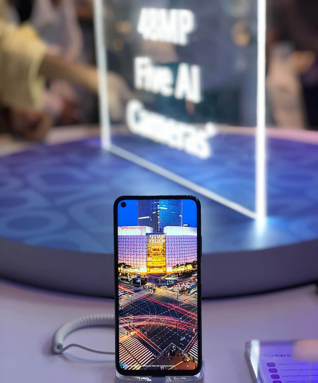 YingTzeさんのインスタグラム写真 - (YingTzeInstagram)「I’m calling out all gamers!  Say hello to 2 hours non-stop gaming on the phone if only if you do it right with the newly launched HUAWEI nova 5T! Not only that the 3,750 mAhBig Battery can help you sustain longer, their 22.5W SuperCharge function allows you to refuel 50% in just 30 mins. ❤️🥰 _ What are you waiting for? It’s time to say goodbye to your bulky powerbuy, & get one HUAWEI nova 5T with only RM1,599. Pre-order starts from 29 Aug – 5 Sept 2019. I’m also very amazed with it’s camera function because it helps me to take good selfie naturally. 👌🏻✨ _ 🌟 GIVEAWAY 🌟 I will be giving away 1 speaker to 1 LUCKY winner. Make sure you liked this post & follow @huaweimobilemy and I will pick the most interesting comment based on the question below! Q: We all know that most of the phone has depth effect, let me know what are the other cool camera features HUAWEI nova 5T has that attract you the most?  I’m excited to know what is your thoughts about the phone!  #HUAWEInova5T #BestEntertainmentSmartphone #HUAWEIMobileMY」8月27日 18時08分 - yingtze