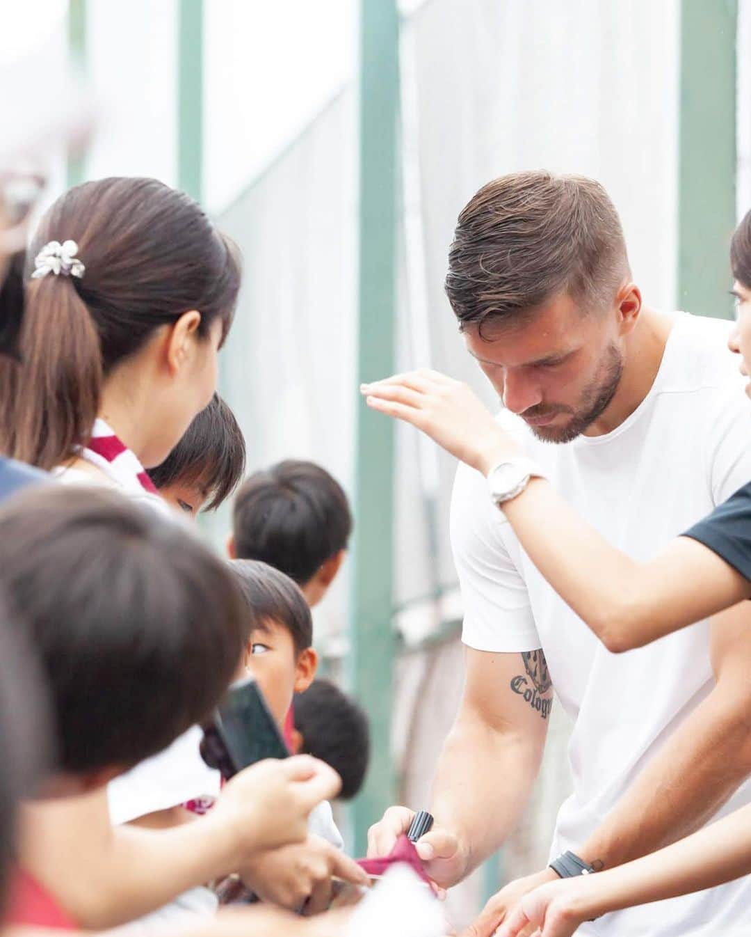 ルーカス・ポドルスキさんのインスタグラム写真 - (ルーカス・ポドルスキInstagram)「There’s always time for you guys. Thank you. 👊🏻🇯🇵❤ #VisselKobe #Fans #LP10」8月27日 18時02分 - lukaspodolski