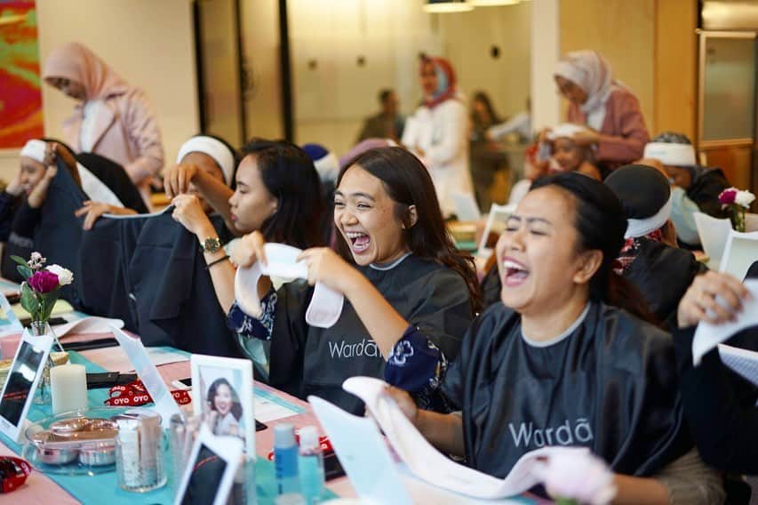 のインスタグラム：「Hai beauty, ini dia keseruan acara make up class by @wardahbeauty di kantor @oyo.indonesia kemarin. Acara nya seru banget!! Semua peserta make up class belajar bagaimana cara mengaplikasikan make up dengan cepat, simple namun tetap terlihat cantik dan perfect menggunakan seluruh rangkaian product @instaperfectbywardah ✨Thank you untuk seluruh peserta make up class @oyo.indonesia . Kira-kira kantor mana lagi ya yang akan team @beautynesia.id dan team @wardahbeauty kunjungi?? Nantikan keseruannya ya!!💞#wardahbeautyhour #wardahxoyo #wardahxbeautynesia」