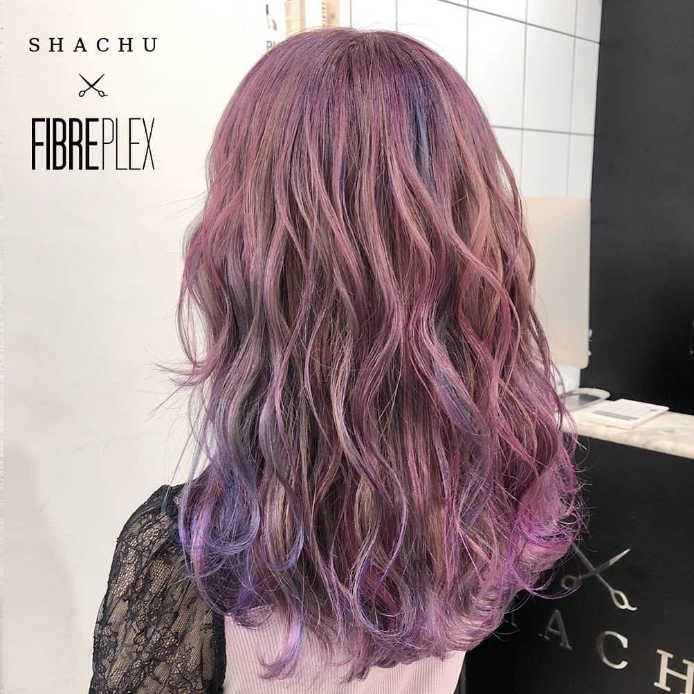 のインスタグラム：「[ SHACHU × FIBREPLEX インスタ タイアップ企画] ANTIQUE COLOR Hair by @konnonaoya  シュワルツコフの毛髪強化システム＝ファイバープレックス どんな髪にも使え、しっかり発色。 染める＋『 保護・強化 』のヘアカラーに #アンティークカラー が登場！ 渋谷の大人気サロン「SHACHU」とのコラボレーションで、ファイバープレックスカラーのヘアスタイル写真をアップします！  @shachu_hair  #ファイバープレックス #ファイバープレックスカラー #unlock #アンティークカラー #チャコールカラー #デニムヘア #マッシュルームブラウン #ピンクカラー」